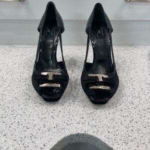 Chic Black Peep-Toe Heels with Bow Accent